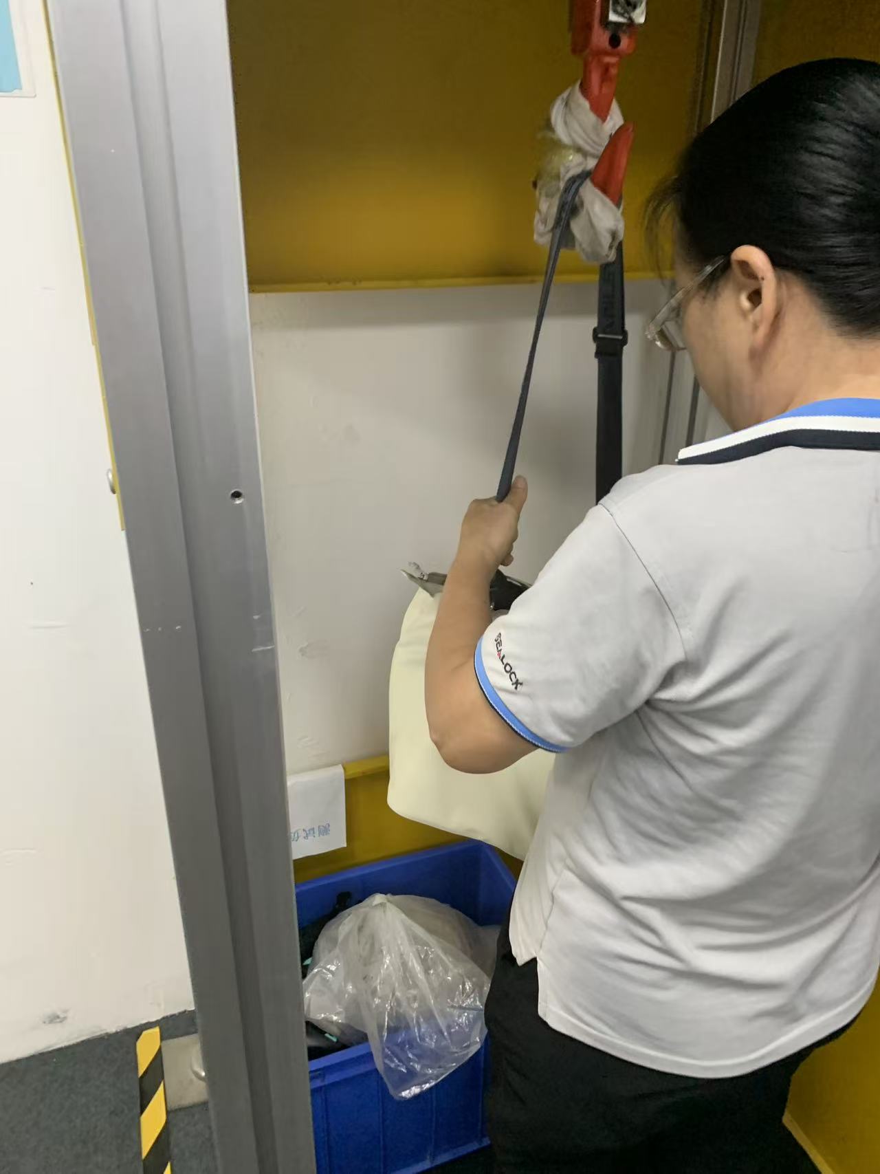 Put the heavy items with thermal packaging into the load-bearing testing machine